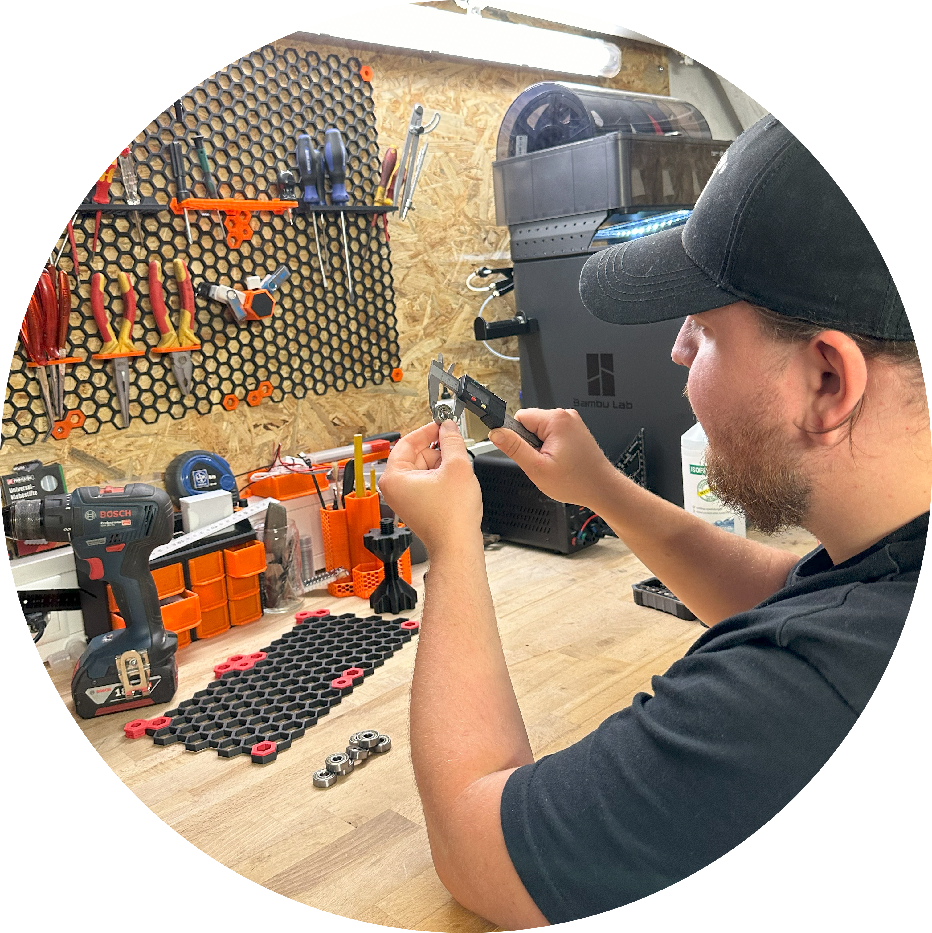 Moderner 3D-Drucker bei der Arbeit - CheapIdees Manufaktur